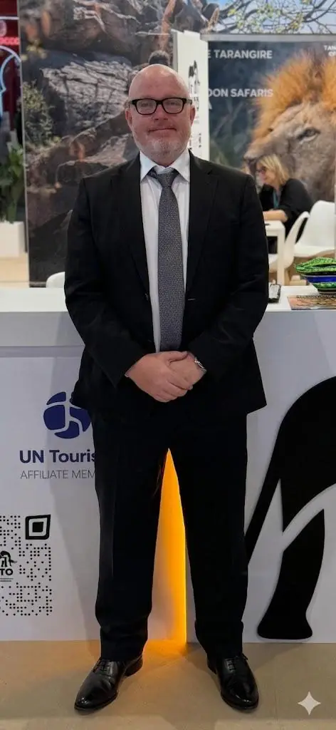 Ralf Degenhardt von TanzaGate in voller Ansicht mit Schuhen